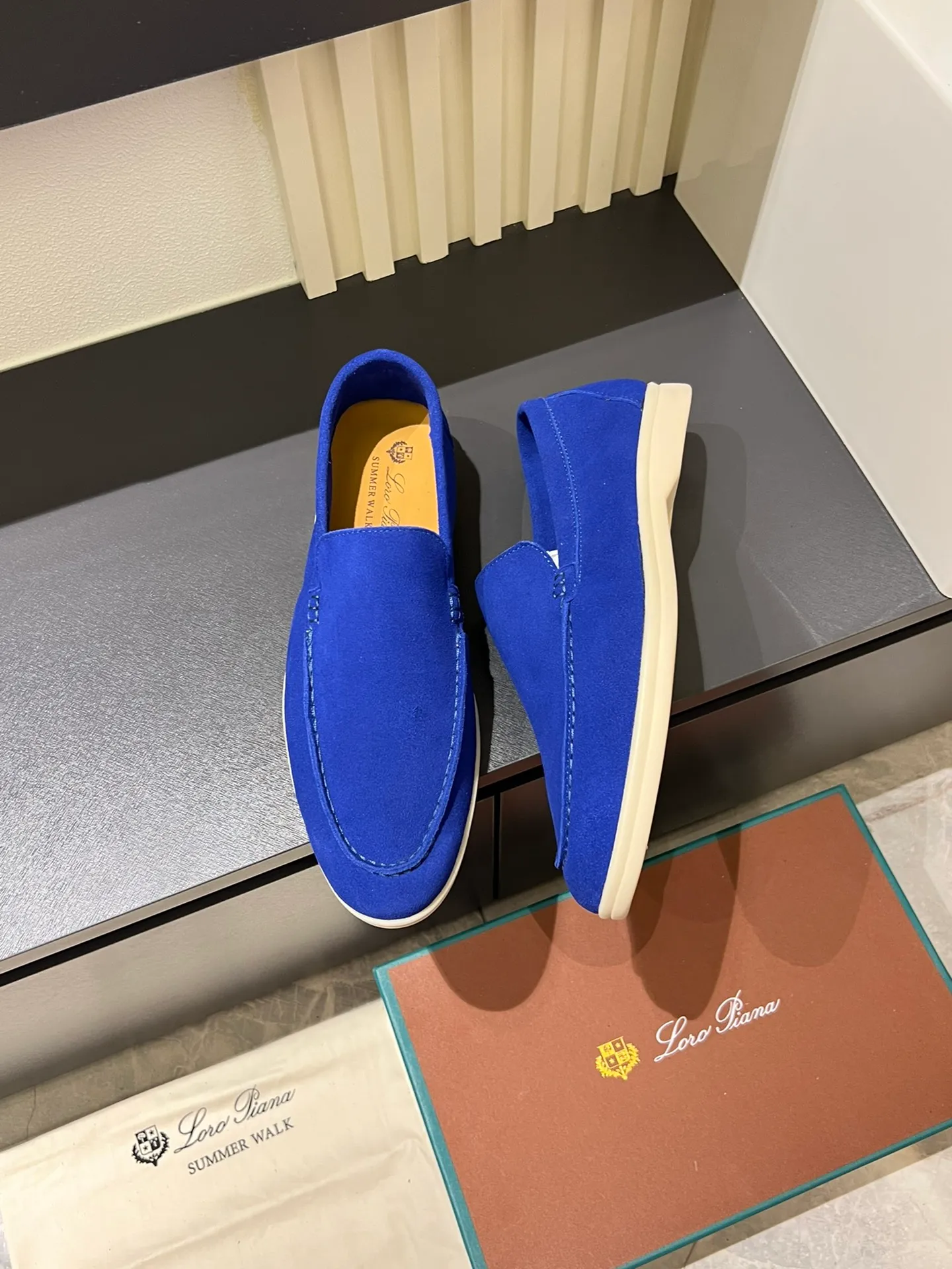 Men's shoes 💰p360 "Loro men's shoes 💰pian'*" Classic L men's shoes for couples 💰p Top version British flat loafers, a must-have item in old money style, the minimalist design is eye-catching and durable, a plus point for dressing The soft foot feel and texture are outstanding. They don’t scratch your feet and are very nice. They are matched with soft and waxy soles. They can be worn daily for a long time without getting tired. They are easy to wear, versatile and classic items, with perfect foot feel and texture! Imported cashmere fabric, the lining is made of imported A-grade water-dyed cow lining, the top version of the genuine leather midsole is sewn with pure handmade mark thread! Size: Female 35-40 (34. Customized) Male 38-44 (45.46. Customized)